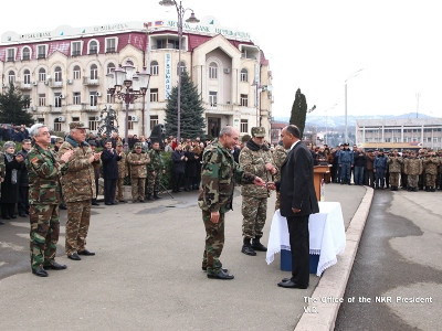 Հայաստանի եւ Արցախի նախագահները մեքենաներ են նվիրել զինծառայողներին (ֆոտո)