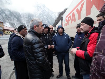 Լարսում մնացած բեռնատարների վարորդներին կտրամադրվի անհրաժեշտ օգնություն. նախարար