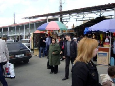 Զարդեր, տոնածառ են գնում. «Մալաթիայում» առեւտուր չկա, աշխատակիցները ստիպված են տաղավարները փակել