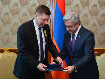 Սերժ Սարգսյանը «Էֆ Էլ Սմիթ» ընկերության տնօրենին պարգեւատրել է Երախտագիտության մեդալով (ֆոտո)