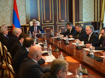 Սերժ Սարգսյանն Ազգային անվտանգության խորհրդի նիստ է հրավիրել եւ հանձնարարականներ տվել (ֆոտո)