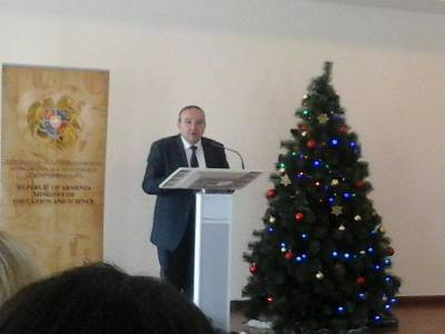 Հայաստանի դպրոցներում երեխաները ծանրաբեռնված են. Լեւոն Մկրտչյան