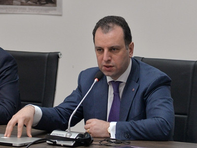 Պաշտպանության նախարարը հանդիպել է կամավորական ջոկատների հրամանատարների հետ