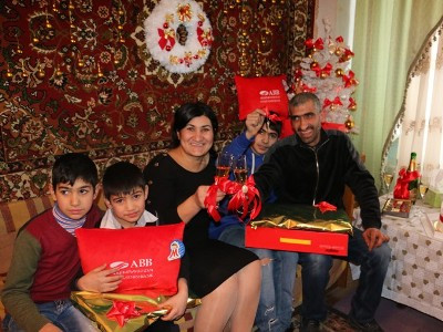 «Հայբիզնեսբանկը» եւ «Վիտալի Գրիգորյանց» հիմնադրամը նկուղում ապրող Շահբազյանների ընտանիքի կողքին են (Ֆոտո)