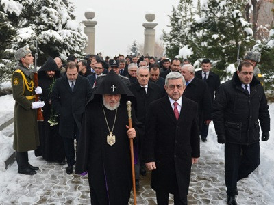 Սերժ Սարգսյանն այցելել է «Եռաբլուր» պանթեոն (Ֆոտո)