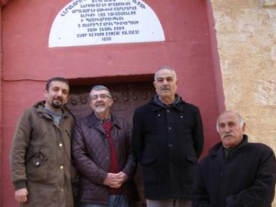 Muslim neighbors pay Christmas visit to sole Armenian family in Turkey’s Derik district