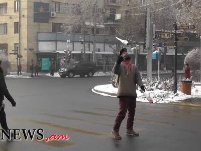 Փող են տալիս, կամ ասում են՝ լավա, շնորհակալություն. արգենտինահայ ժոնգլյորն աշխատում է Երեւանի փողոցներում