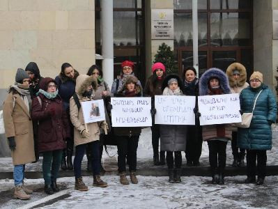 Դատավորը ապօրինի է երեխաներին վերցրել մորից. ցույց Վճռաբեկի դիմաց (Ֆոտո)