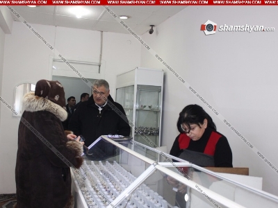 «Ոսկու աշխարհ» տոնավաճառից ոսկյա զարդերի հավաքածու են հափշտակել. տեսախցիկները ֆիքսել են (ֆոտո)