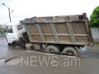 Վանաձորում ճանապարհը բեռնատարների անիվների ծանրությունից սահում է. «ԿամԱԶ»-ը արգելափակվել է փոսում (ֆոտո)
