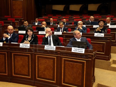 Հուշանվեր՝ Գալուստ Սահակյանին, ծաղիկներ՝ Հերմինե Նաղդալյանին (Ֆոտո)