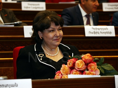 Սեւ, սգի մեջ եմ, չես տեսնու՞մ, բալես. Հերմինե Նաղդալյան