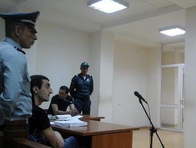 Դու քրիստոնյա՞ ես. Սարի թաղի դեպքերով կալանավորվածը` վկա ոստիկանին (Ֆոտո)