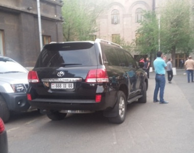 «Հրապարակ». Նախկին ոստիկանապետը շրջում է շքեղ ու աժդահա ամենագնացով, համարներն էլ՝ 888 II 88