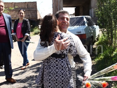 Ազատամարտիկ Վոլոդյա Ավետիսյանն ազատ արձակվեց. Նա նստացույց է սկսելու հրապարակում (Ֆոտո)