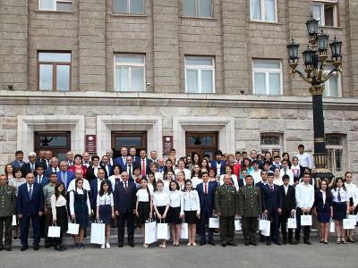 Արցախի նախագահը պարգեւատրել է աշակերտներին