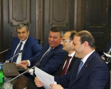 «Հրապարակ». «Տարոն, էս դո՞ւ ես եկել քաղաքապետի փոխարեն». ոստիկանապետի կծու հումորը