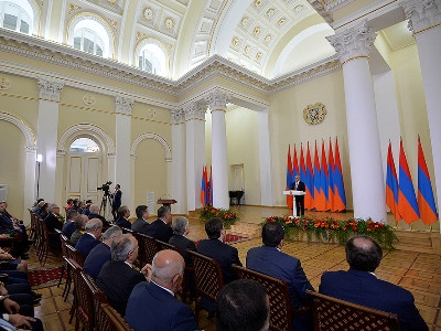 Սերժ Սարգսյանը պարգեւատրել է սահմանադրագետ Վարդան Պողոսյանին, Ռուբեն Գեւորգյանին եւ այլոց