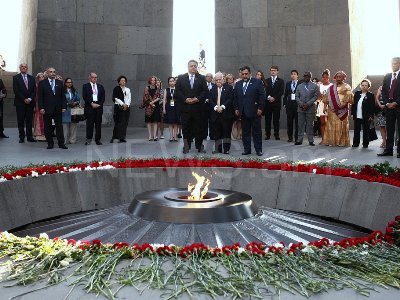 «Ավրորա» մրցանակի հավակնորդներն ու հյուրերը այցելել են Ծիծեռնակաբերդի հուշահամալիր (ֆոտո)