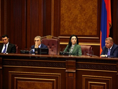 ԱԺ արտահերթ նիստը շարունակվում է