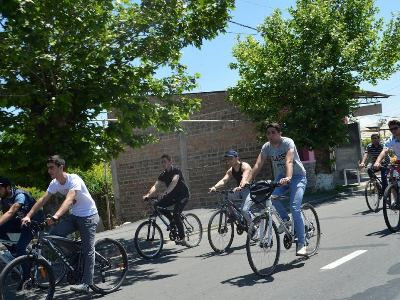 «Մենք քարոզում ենք չծխել». դեպի «Զվարթնոց» հեծանվաարշավին մասնակցել են պատգամավոր ու դասախոսներ