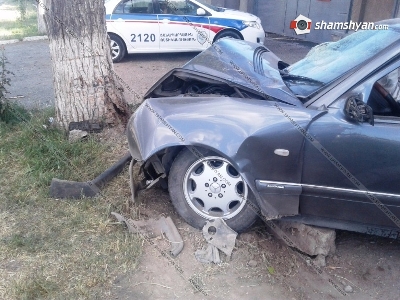 21-ամյա երիտասարդը ՊՆ զորամասի դիմաց, Mercedes-ով բախվել է հաստաբուն ծառին. նա հիվանդանոցում է (ֆոտո)