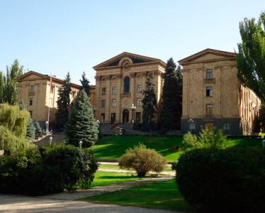 «Հրապարակ». Վերադառնում ենք 37 թիվ. պառլամենտի «քյառթու» պատգամավորների փնթփնթոցը