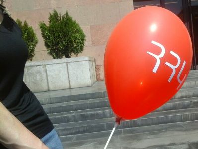 «Երկիր Ծիրանիի» անդամները ՀՀԿ գրությամբ փուչիկներ պայթեցրին ու ափսեներ կոտրեցին քաղաքապետարանի առջեւ (ֆոտո)