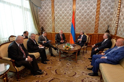 Սերժ Սարգսյանը համանախագահների հետ քննարկել է շփման գծում տիրող իրավիճակը (Ֆոտո)