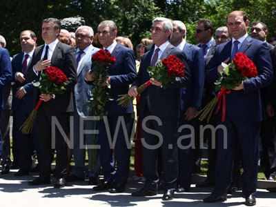 ՀՀ նախագահը, վարչապետն ու ԱԺ նախագահն այցելել են Անդրանիկ Մարգարյանի շիրիմին (ֆոտոռեպորտաժ)