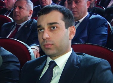 «Հրապարակ». Ծառուկյանը փորձել է զսպել Հովիկ Աբրահամյանին՝ «մի բզբզա»