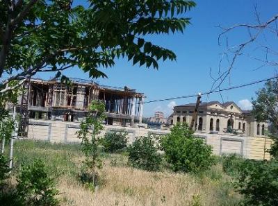 «Հրապարակ». Հովիկ Աբրահամյանի՝ Մոնումենտի առանձնատան կողքին մի նոր շքեղ կառույց է վեր խոյանում. ո՞վ է նրա հարեւանը