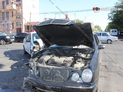 Ավտովթար Երևանում. բախվել են Mercedes-ն ու Chevrolet տաքսին. Կան վիրավորները (ֆոտո)