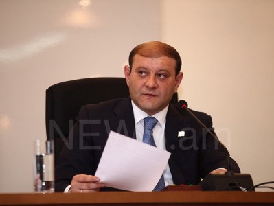 «Այդ աղջկա միկրոֆոնը պետք է անջատել». Երեւանի ավագանու նիստը լարված է անցնում