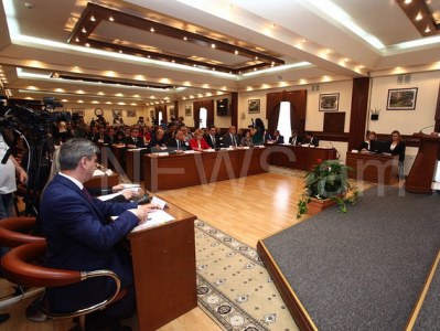 «Տվին, անցան իրանց». Ավագանու նիստում վիճեցին Փոստանջյանն ու ՀՀԿ-ական կանայք