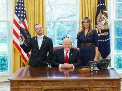 Ուսուցիչը Թրամփի հետ լուսանկարի շնորհիվ համացանցի աստղ է դարձել