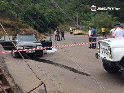 Ողբերգական դեպք Կապանում. Վարորդը «Մերսեդեսը» վարելիս հանկարծամահ է եղել. ուղեւորուհին իրեն դուրս է նետել (Ֆոտո)