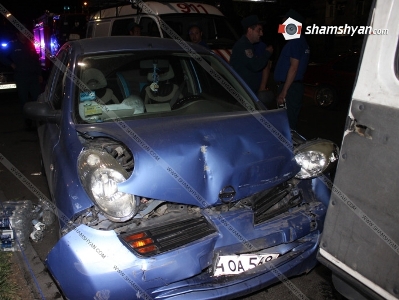 Մամուլի շենքի մոտ Nissan-ը բախվել է «ԳԱԶԵԼ»-ին. կին վարորդն ու նրա մանկահասակ երեխան հիվանդանոցում են (ֆոտո)