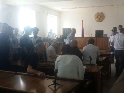 «Սասնա ծռերի» 18 անդամներին հարազատները դիմավորեցին ծափահարություններով. նիստը մեկնարկում է (Ֆոտո)