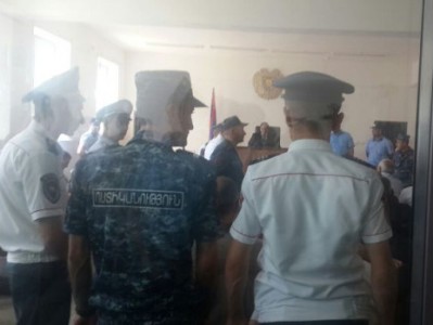 «Սասնա ծռերի» պաշտպանները թույլ չտվեցին իրենց խուզարկել. կարգադրիչներն արգելեցին ներս մտնել