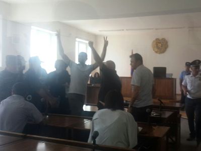 Судья по делу группы «Сасна црер» выставил из зала 16 подсудимых