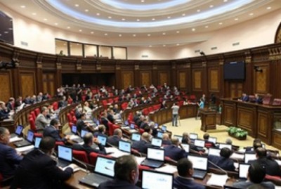 «Իրատես». Ինչո՞ւ են էս շոգին պատգամավորներին «բերման» ենթարկում. իրականում շատ «ծանրակշիռ» պատճառ կան