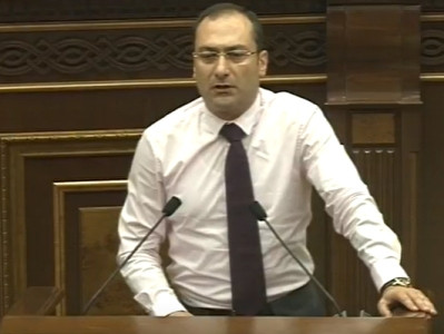 Պատգամավորները սենյակներում նստած զբաղված են օրենսդրական նախագծերի մշակմամբ. Զեյնալյանը նկատեց կիսադատարկ դահլիճը