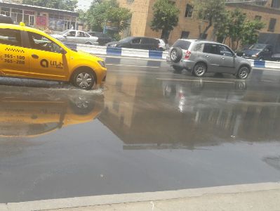 Արշակունյաց - Գարեգին Նժդեհ փողոցների խաչմերուկը ջրի տակ է. խմելու ջուրը գետի է վերածել փողոցները (ֆոտո)