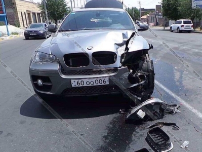 Երեւանում վթարի է ենթարկվել «Աստղիկ» ԲԿ գլխավոր բժշկի մեքենան. կան վիրավորներ (ֆոտո)