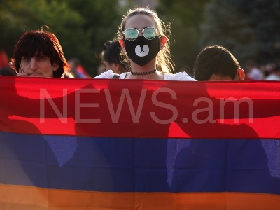 ՀՀ պետական խորհրդանշաններին նվիրված քայլերթը մեկնարկել է. ուղեկցում են ուղղաթիռները (ֆոտո)