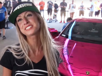 Վարդագույն Lamborghin-ով շիկահեր կինը ռեկորդ է սահմանել
