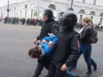 Задержанных на акции «Он нам не царь» 5 мая доставляют в суды