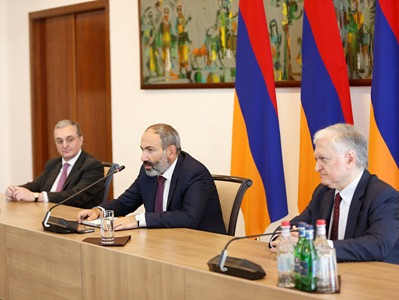 Պետք է դիվանագիտական կորպուսը զերծ պահել քաղաքական փոփոխությունների ազդեցությունից. Փաշինյանը՝ ԱԳՆ-ում (ֆոտո)