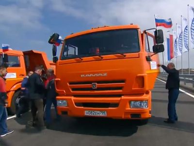 Վլադիմիր Պուտինը ԿամԱԶի ղեկին անցել է Ղրիմի կամրջով